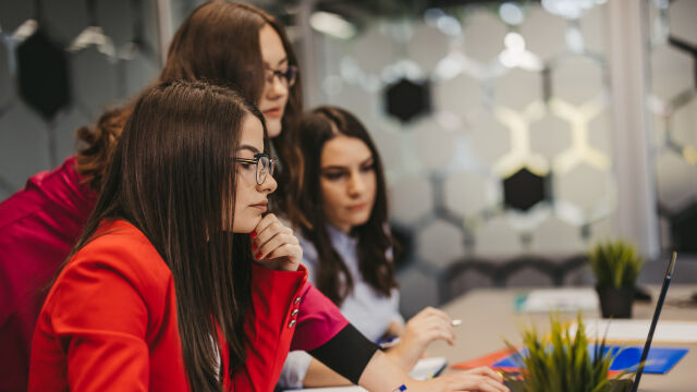 Снимка: Ето къде е забранено да ходите с червени дрехи на работа