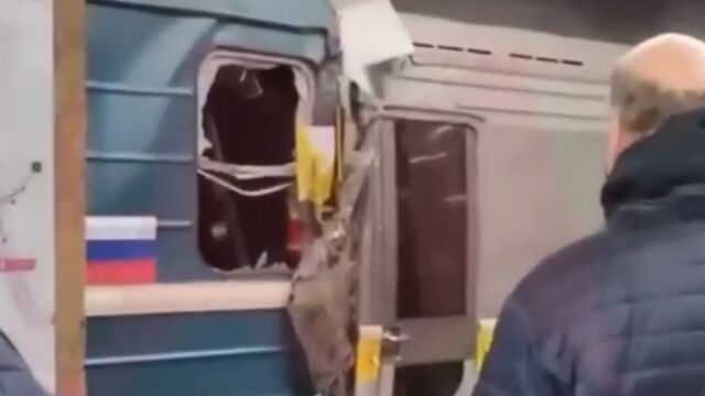 Снимка: Два влака се блъснаха в метрото в Москва: Машинист е затиснат 