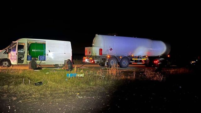 Снимка: Задържаха мъже по време на прехвърляне на пропан-бутан от газовоз към микробус 