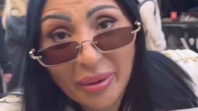 Снимка: Коцето и Софи Маринова упражняват английския си с туристи на 