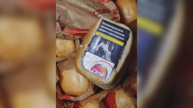 Снимка: Откриха цигари, скрити в хляб, в кашони със зеленчуци и под тапицерията на коли