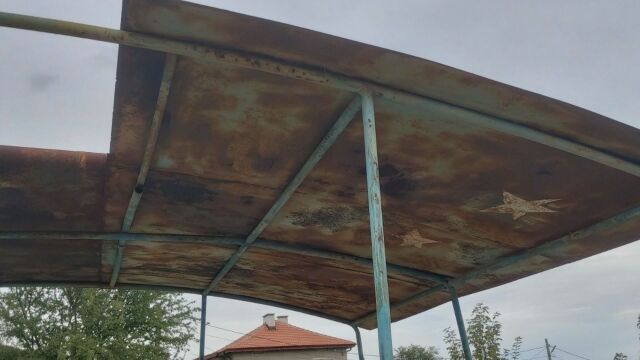 Снимка: „Това нещо тук не е площадка за игра“: Децата в детска градина не излизат навън – твърде опасно е (СНИМКИ)