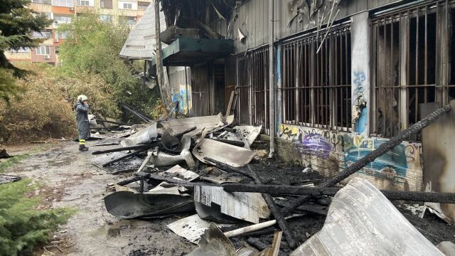 Снимка: Изгорялата сграда в 