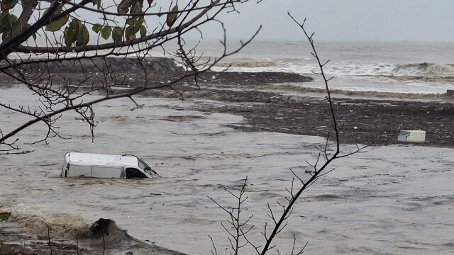 Снимка: ДНСК: 45 масивни къщи са построени незаконно в държавен имот по поречието на река Тунджа