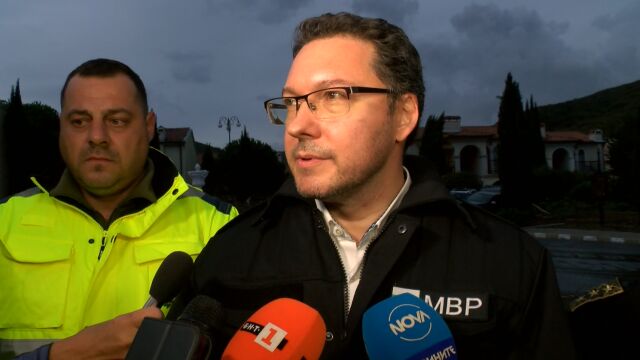Снимка: МВР: Водолази са проверили всички отнесени в морето коли – няма хора в тях