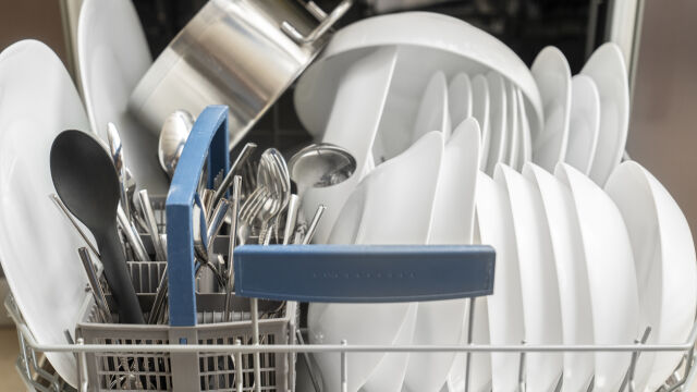 Снимка: Как правилно да мием приборите в съдомиялната - с дръжките нагоре или надолу?