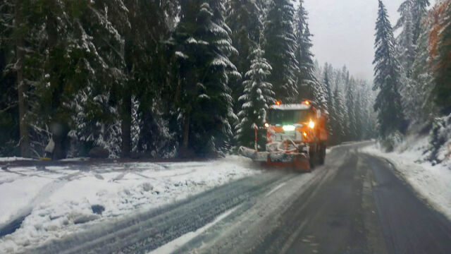 Снимка: АПИ: 227 снегорина са на терен, пътищата са почистени и проходими, обстановката е спокойна