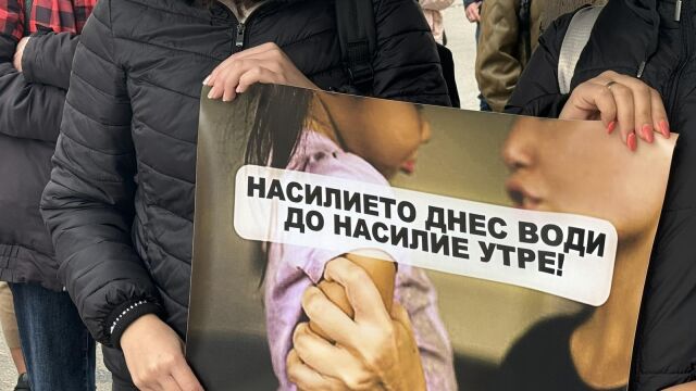 Снимка: Столичани излязоха на протест срещу насилието над деца (СНИМКИ)