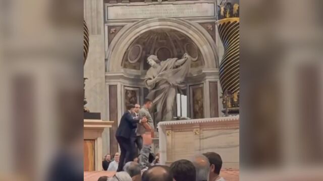 Снимка: Мъж уринира върху главния олтар в базиликата Свети Петър