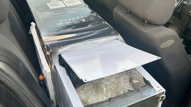 Снимка: Дрога за 560 000 лв. открита в диспенсър за вода на задната седалка на кола 
