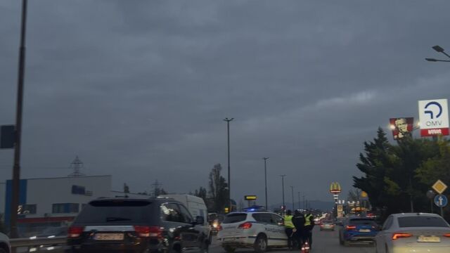 Снимка: Полицейска патрулка катастрофира на Околовръстното в София, задръстването е огромно