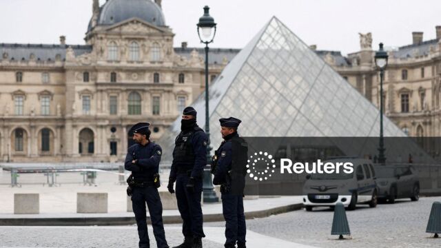 Снимка: Четири нови ареста във връзка с обира в Лувъра
