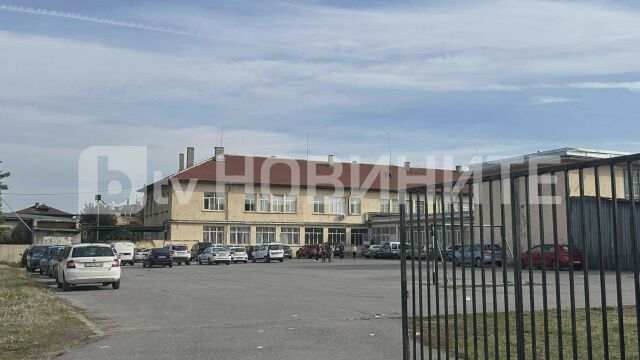 Осмокласник наръга с нож 12-годишно дете в столично училище