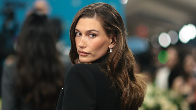 Снимка: Хейли Бийбър и кафявият cat-eye маникюр: тенденцията, която завладя есента (СНИМКИ)