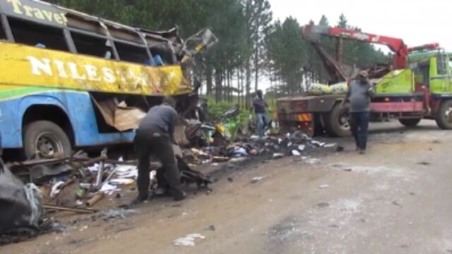 Сблъсък между два пътнически автобуса, камион и кола: Понe 46 жертви (ВИДЕО)