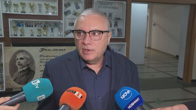 Ученички се пръскат със спрей: Какво е състоянието на пострадалите тийнейджърки и учителка?