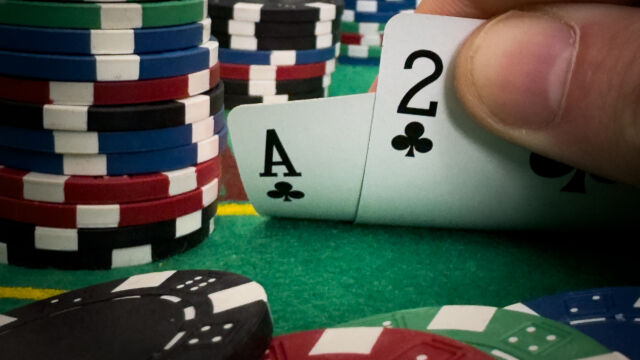 Снимка: Жена е заловена да мами с високотехнологични контактни лещи в казино (ВИДЕО)