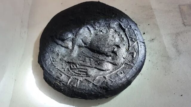 Снимка: Археолози откриха хляб на 1200 години с образа на Исус Христос