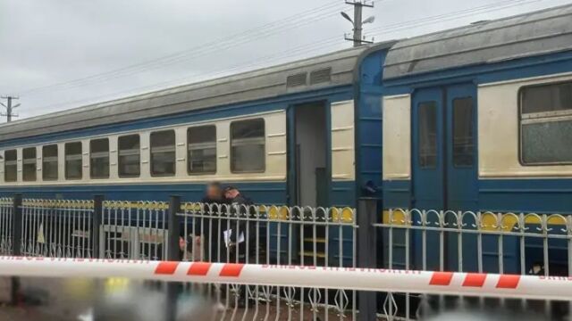 Снимка: Четирима убити и 12 ранени при експлозия на железопътна гара в Украйна