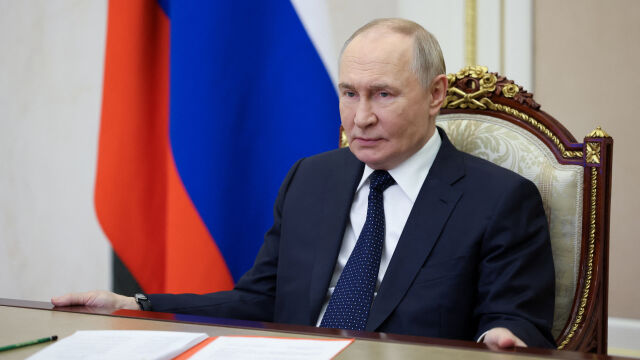 Снимка: Путин посети команден пункт на руските сили и изслуша доклад на висши военни за ситуацията около Купянск