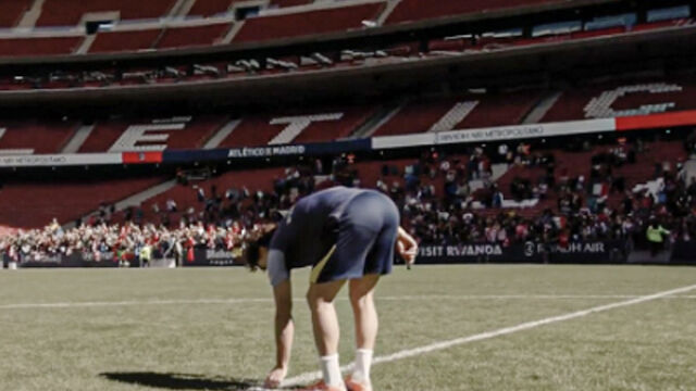 Снимка: До сълзи трогателно: Как Хулиан Алварес почете починало момиче? (ВИДЕО)