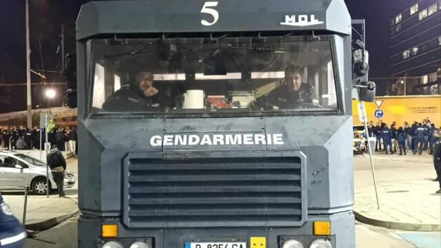 Снимка: 350 полицаи и водно оръдие пазят Апоел - Партизан в София (ВИДЕО)