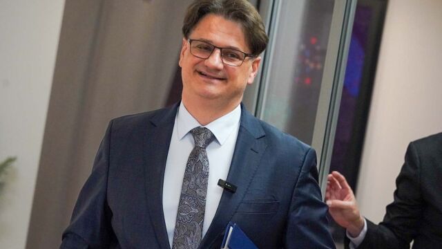Снимка: Гонят театралната школа на Мариан Бачев от читалището в 