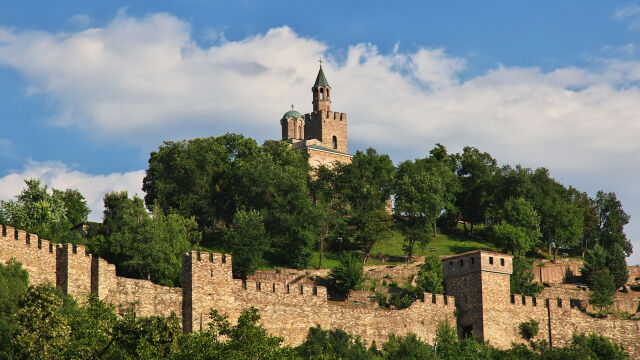 Мъж е паднал от скала в крепостта „Царевец“
