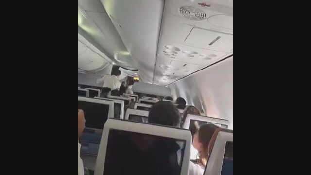 Ново видео показва драматични моменти на борда на самолета на „Флайдубай“ секунди след загубата на височина