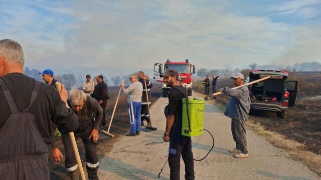 Потушиха големия пожар, който вилня в Болярово
