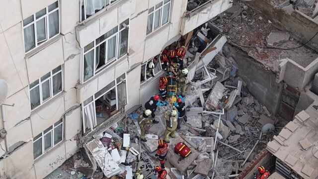 Снимка: Рухнаха първите три етажа на 7-етажна сграда в Истанбул, има хора под развалините (ВИДЕО)