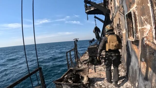 Ексклузивни кадри от борда на „Ейбъл“: Как военнослужещите обследват кораб, атакуван в Черно море (ВИДЕО)