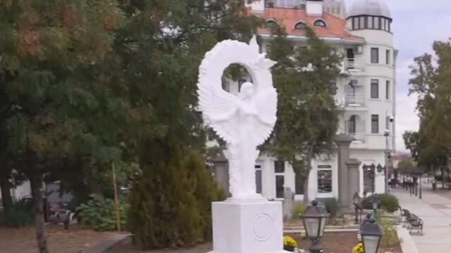 Снимка: Богинята Изида и масонски символи взривиха Видин: Църквата се обяви срещу паметника