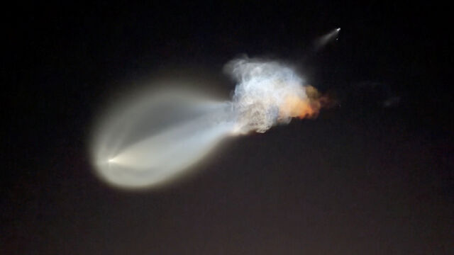 Снимка: Кадри на очевидец улавят изстрелването на товарен кораб на SpaceX към МКС (ВИДЕО)