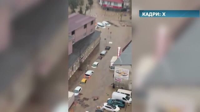 Наводнение в Истанбул: Дете загина при токов удар, стъпвайки в локва