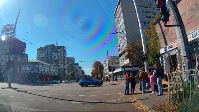 Снимка: Плоскост от строеж се стовари върху жена и я бутна на платното на оживен булевард във Варна (ВИДЕО)
