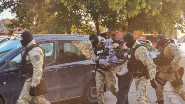 Снимка: Петима задържани при мащабна полицейска акция в Бургас, проверяват сигнали за купуване на гласове