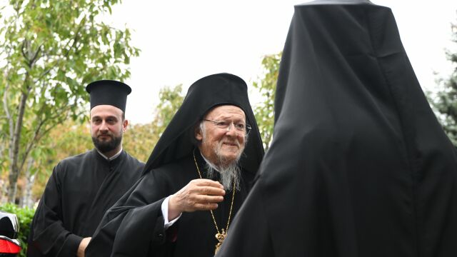 Вселенският патриарх Вартоломей пристигна в България, посрещнаха го с протест (СНИМКИ и ВИДЕО)
