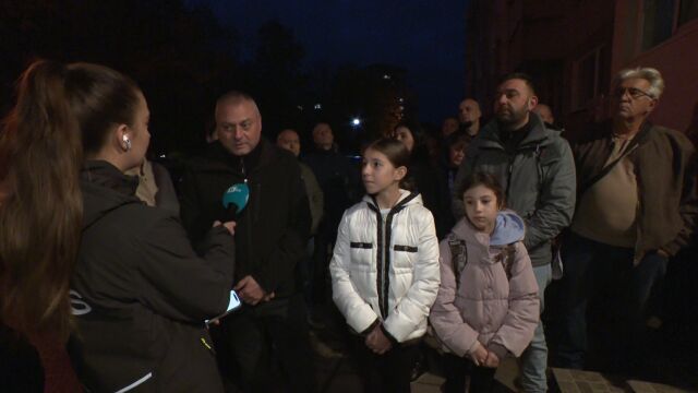 Снимка: 56 дни без топла вода: Жители на „Младост“ се къпят с бързовари, готвят протести