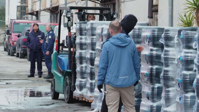 Снимка: 753 машини за гласуване пристигнаха във Варна, разпределят ги по секциите под полицейска охрана