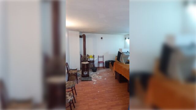 Снимка: Парчета от тавана паднаха в изборна секция