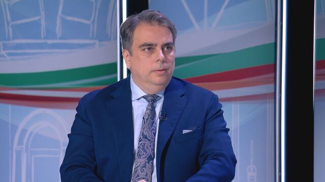 Снимка: Асен Василев: 900 000 избиратели показаха червен картон на управлението на Румен Радев