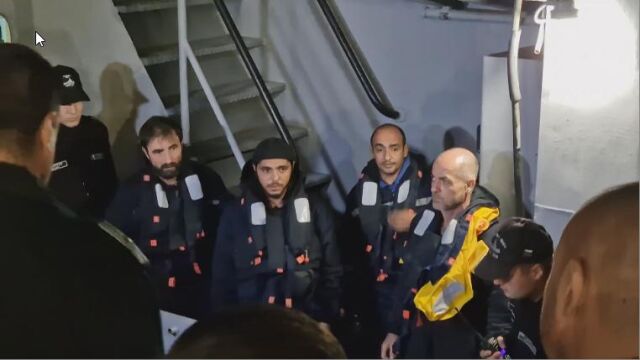 Снимка: Моряците от ударения контейнеровоз край Калиакра пристигнаха във Варна