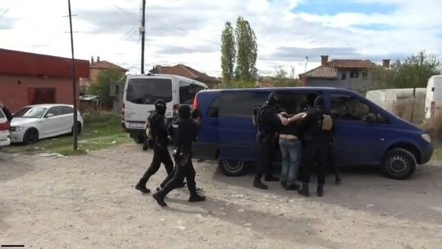 Снимка: 13 задържани при акция в Хасковско: Откриха 20 гама фентанил и 43 килограма канабис (СНИМКИ и ВИДЕО)