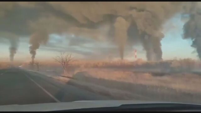 Огромни пламъци и гъст черен дим след атака с дронове срещу руска петролна рафинерия (ВИДЕО)