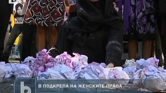 Снимка: Демонстранти подкрепят обвинена в прелюбодеяние иранка