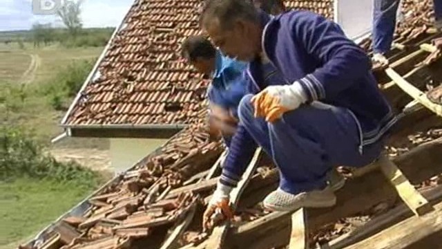 Снимка: Над 100 къщи в село Бело поле са без покрив вече месец