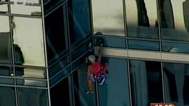 Снимка: Мъж изкачи небостъргач в Сан Франциско, арестуваха го 