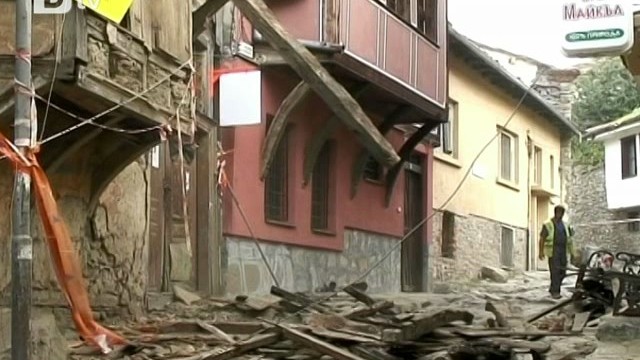 Снимка: Започна събарянето на опасна къща в Пловдив 