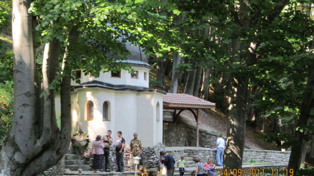 Снимка: Хиляди вярващи посрещнаха утрото с молитва на Кръстова гора